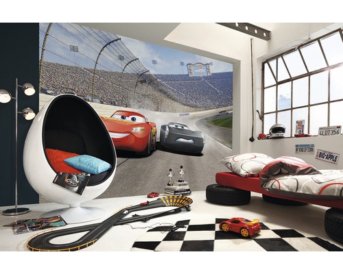 Cameră pentru copii cu tapet cu mașini de curse, fotoliu ou și circuit de curse auto