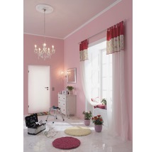 Cameră vopsită în roz cu cutie de scule, scară, covoare și perdele