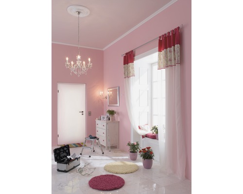 Cameră vopsită în roz cu cutie de scule, scară, covoare și perdele