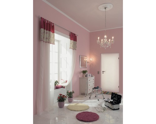 Cameră roz cu fereastră, perdele, comodă, oglindă, lustră, ușă, cutie de scule și covoare rotunde