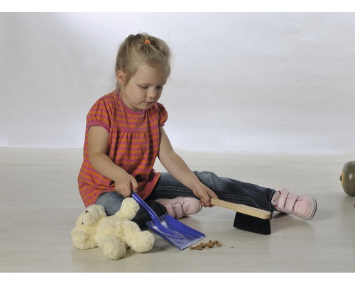 Fată măturând cu făraș și mătură