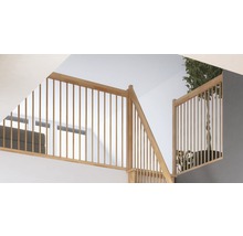 Fotografie de interior a unei balustrade de scară din lemn într-o cameră luminoasă