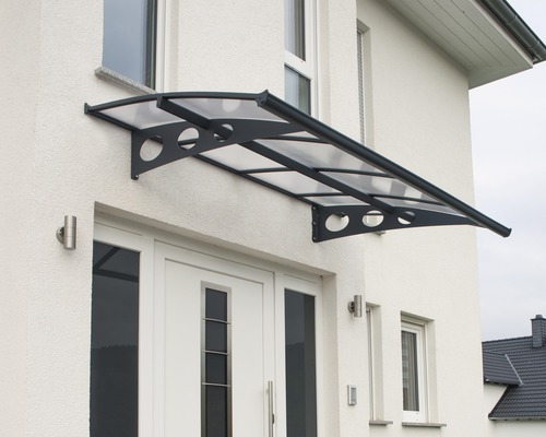 Copertină de ușă din plastic și metal la intrarea în casă