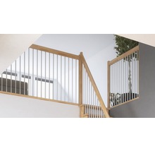 Scară cu balustradă din lemn și bare metalice