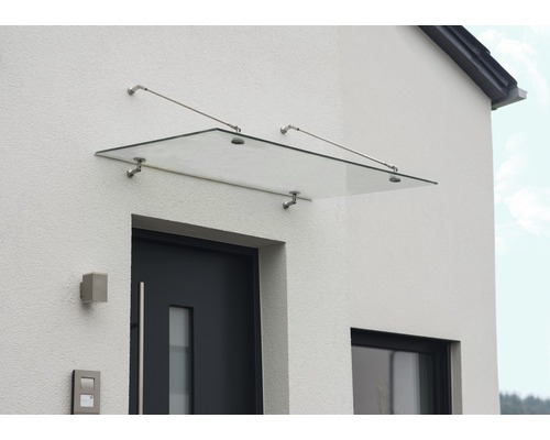 Copertină de sticlă deasupra unei uși de intrare cu suporturi din oțel inoxidabil