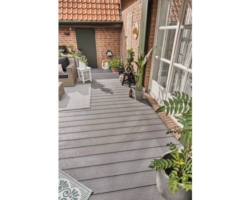 Terasa cu scânduri de terasă gri, mobilier de grădină și plante