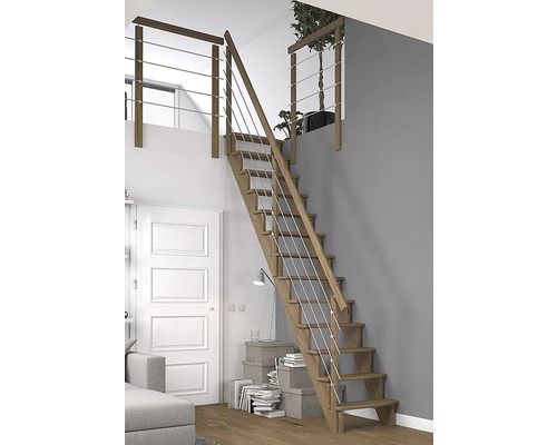 Scară din lemn cu cabluri din oțel inoxidabil într-o cameră luminoasă