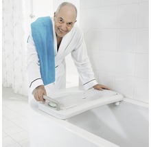 Bărbat cu scândură de baie și prosop în baie