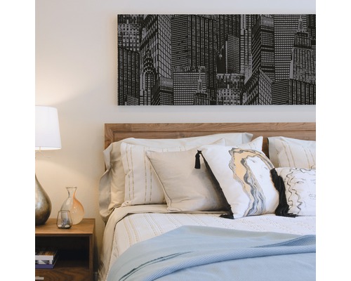 Dormitor cu pat, noptieră și pictură murală