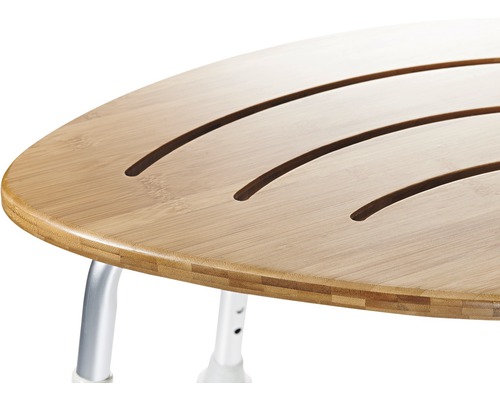 Prim-plan cu un scaun de duș din bambus cu picioare din aluminiu.