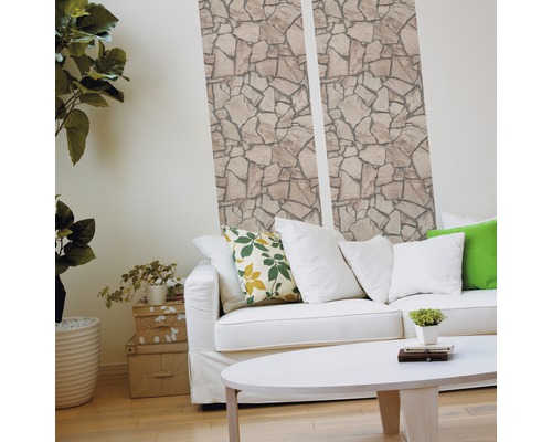 Living cu tapetă de piatră, canapea și masă pentru o ambianță luminoasă.