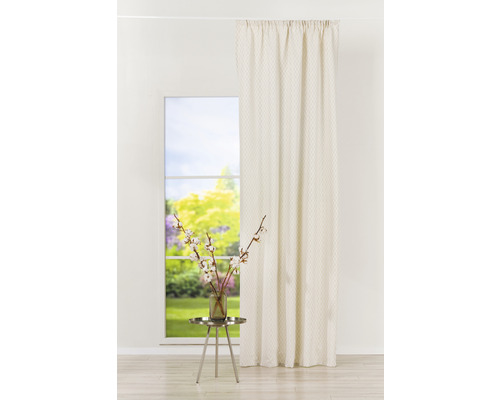 Fereastră decorativă cu perdea, masă și vază