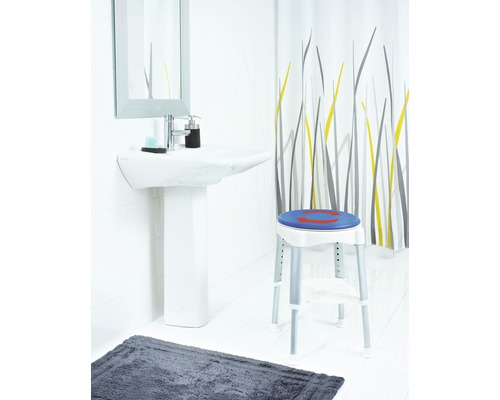 Baie cu lavoar, oglindă, perdea de duș și scaun de duș rotativ