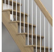 Prim-plan cu o scară cu trepte din lemn și balustradă metalică
