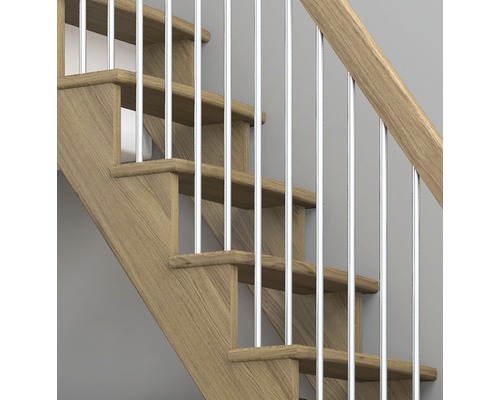 Prim-plan cu o scară cu trepte din lemn și balustradă metalică