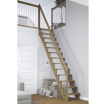 Scară din lemn cu balustradă în interior