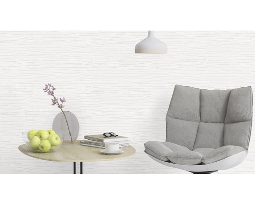 Cameră de zi cu tapet texturat, fotoliu și măsuță laterală