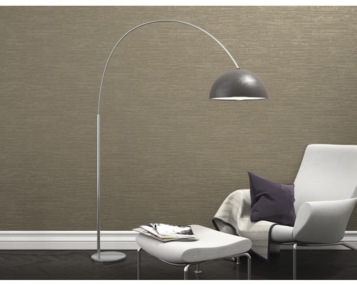 Living cu lampă arcuită, fotoliu și taburet