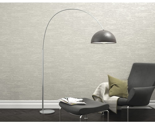 Colț de lectură cu lampadar arcuit, fotoliu și taburet