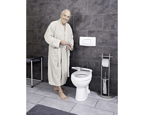 Baie cu toaletă supraînălțată și persoană în halat de baie