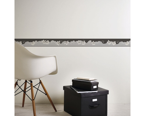 Bordură de perete cu model floral într-o cameră