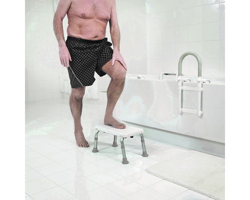 Un bărbat folosește un taburet de baie și o scară de baie în baie.