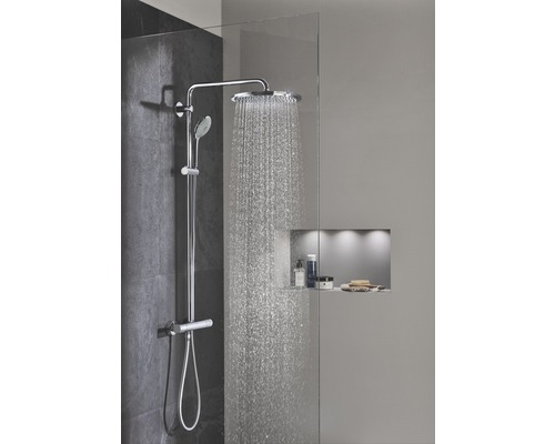 Set de duș cu duș fix și duș de mână într-o cabină de duș