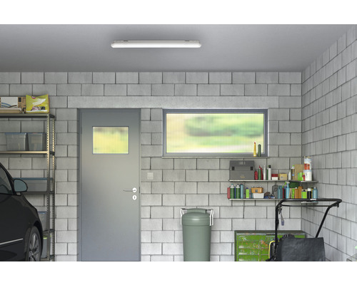 Garaj cu iluminare, ușă, fereastră, raft și diverse obiecte