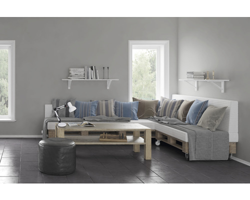 Cameră de zi cu mobilier din paleți, compusă din canapea, masă și taburet