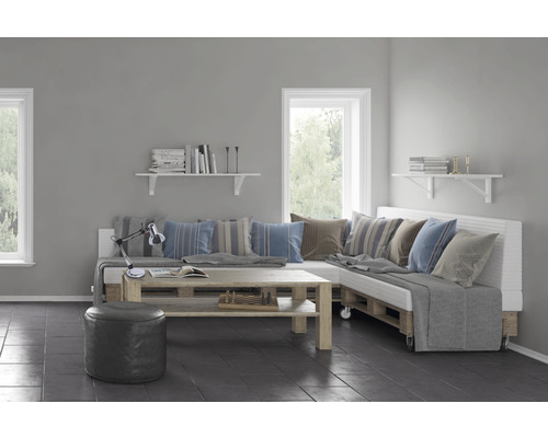 Living cu canapea din paleți, masă din lemn și rafturi