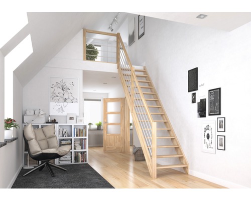 Cameră de zi cu scară din lemn spre mansardă, colț de lectură și ușă