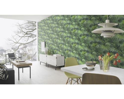 Cameră de zi cu tapet jungle cu model verde, masă de sufragerie și bufet