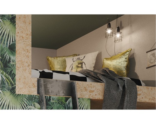 Vedere detaliată a unui pat supraetajat cu scară, perne și pătură