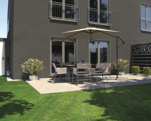 Terasa cu masă de sufragerie, scaune, umbrelă de soare și plante în fața unei case