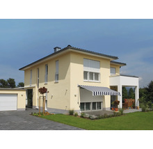 Casă bifamilială cu jaluzele și copertină