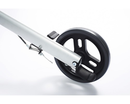 Imagine detaliată cu roata din spate cu frână a unui cadru de mers