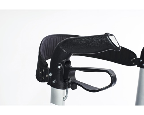 Prim-plan cu mânerul unui cadru de mers.