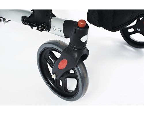 Prim-plan cu roata rollatorului