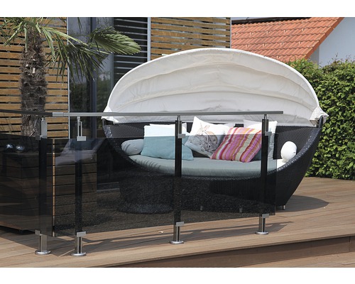 Scenă cu paravan de confidențialitate din sticlă și șezlong pe o terasă din lemn