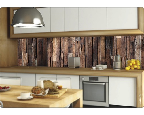 Scenă de bucătărie cu panouri de perete din lemn și masă de sufragerie