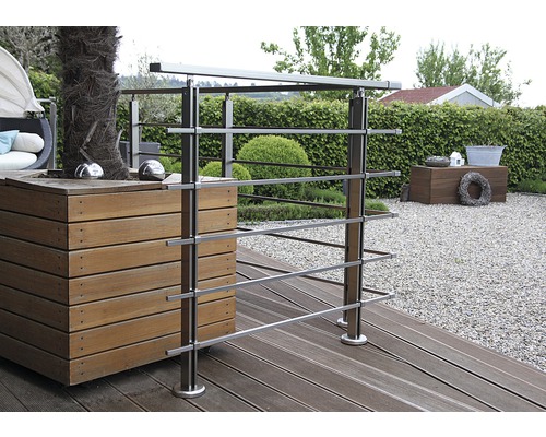 Terasa cu balustradă din oțel inoxidabil și jardinieră din lemn