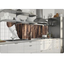 Protecție perete bucătărie cu aspect de lemn deasupra unei chiuvete într-o bucătărie modernă