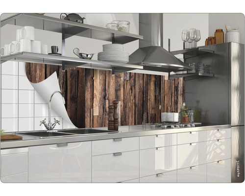 Protecție perete bucătărie cu aspect de lemn deasupra unei chiuvete într-o bucătărie modernă