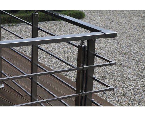 Prim-plan cu o balustradă din oțel inoxidabil pe o terasă din lemn