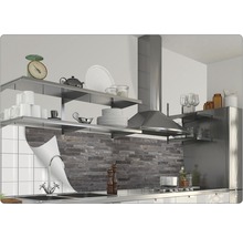 Scenă de bucătărie cu rafturi, hotă de aragaz și diverse ustensile de bucătărie.