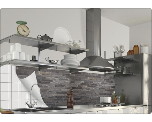 Scenă de bucătărie cu rafturi, hotă de aragaz și diverse ustensile de bucătărie.