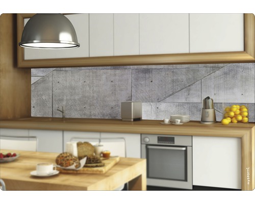 Scenă de bucătărie cu placare de perete din beton între blat și dulapurile suspendate