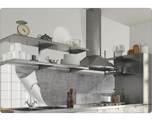 Scenă de bucătărie cu chiuvetă, aragaz, hotă și rafturi