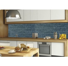 Scenă de bucătărie cu panou de perete cu motiv de blugi deasupra blatului de lucru