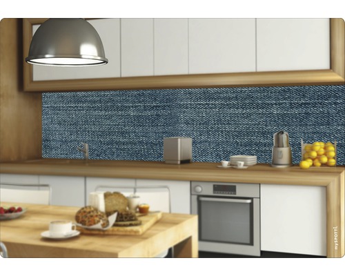 Scenă de bucătărie cu panou de perete cu motiv de blugi deasupra blatului de lucru